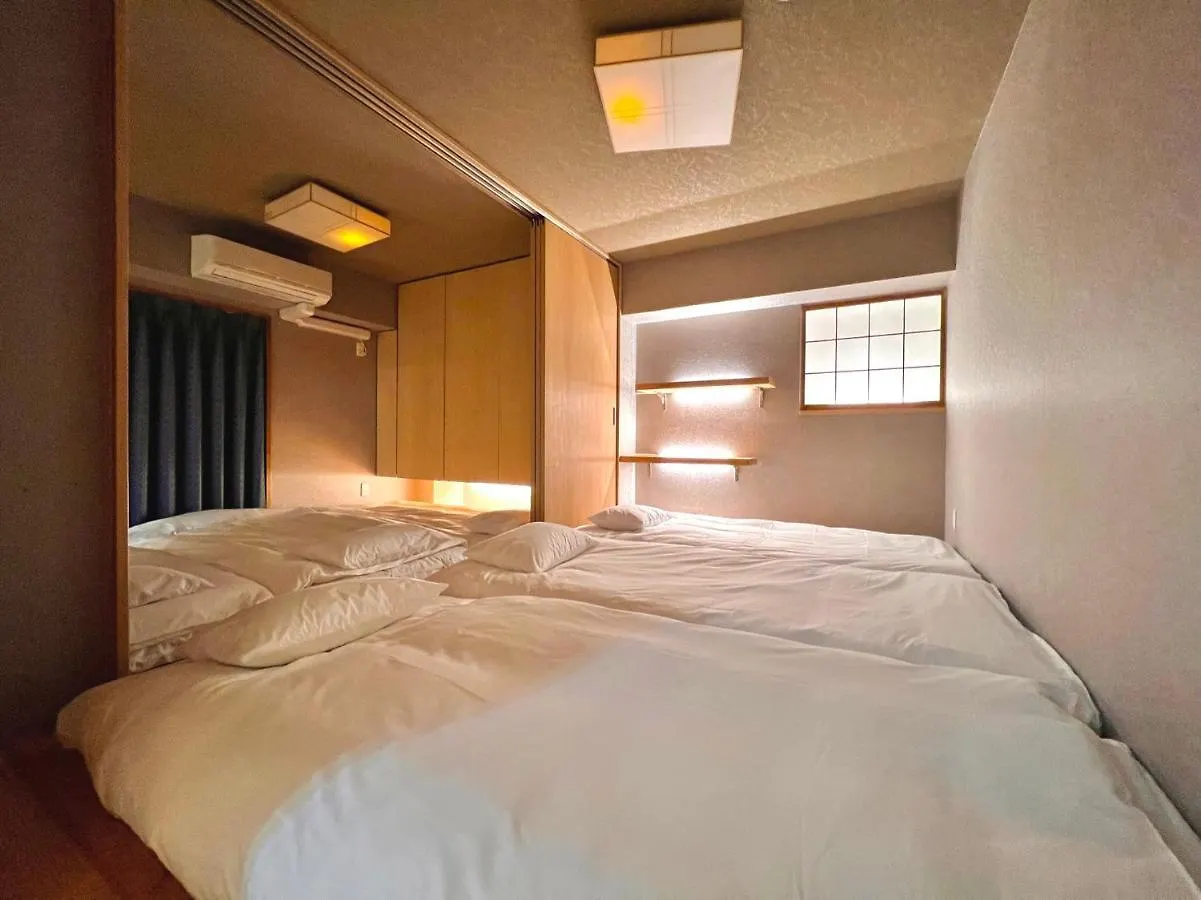 Asakusa Tatami Retreat: Convenient Metro Access Tokyo Apartment